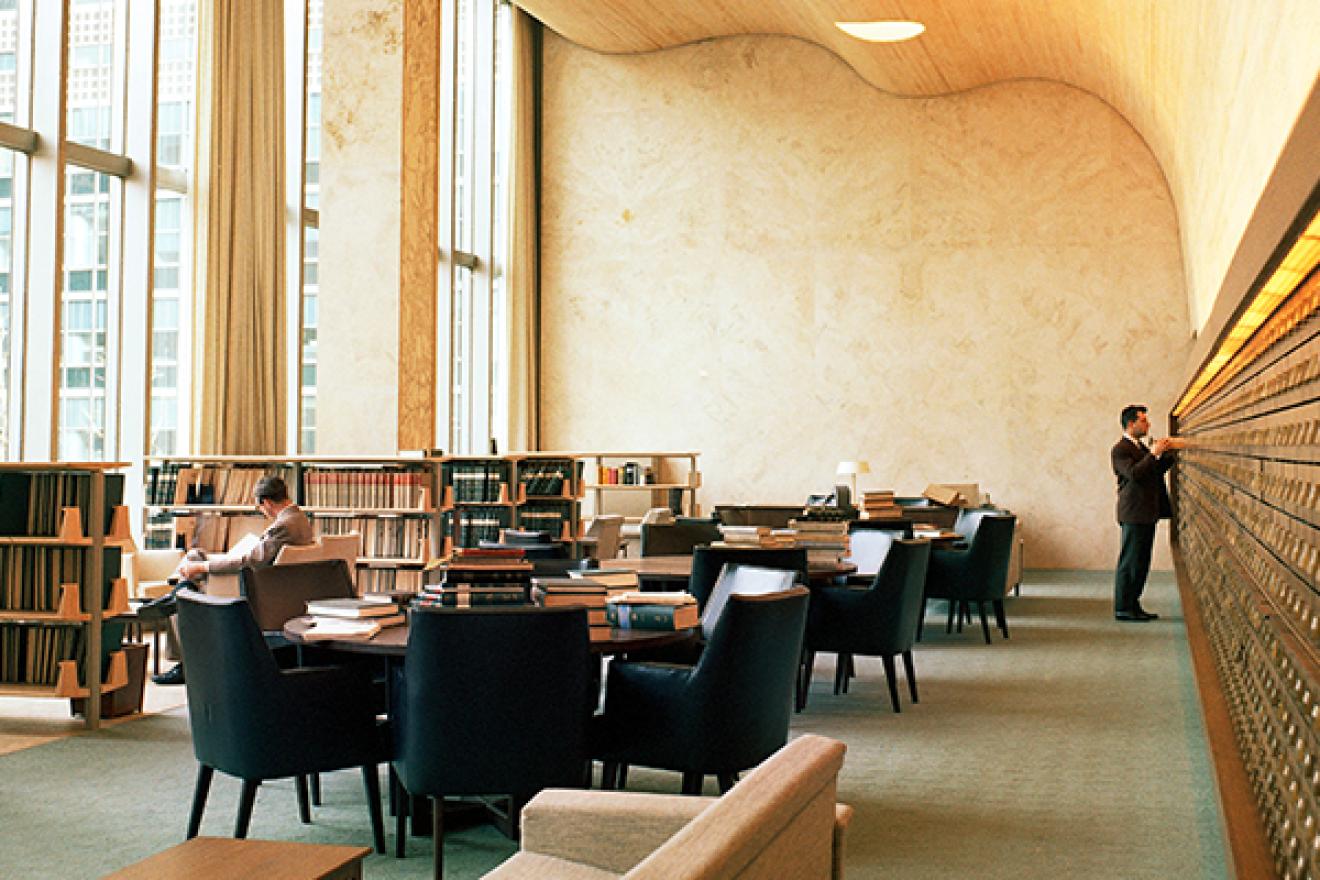 达格·哈马舍尔德图书馆的一间阳光充足的房间。