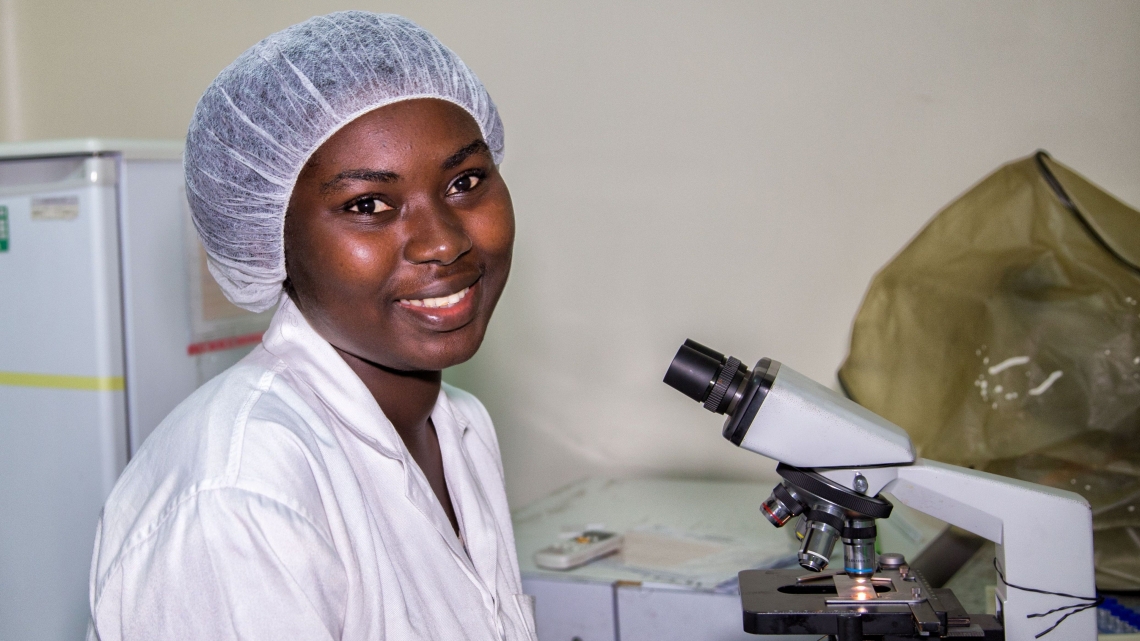  A female staff member working in a laboratory in Côte d’Ivoire.  