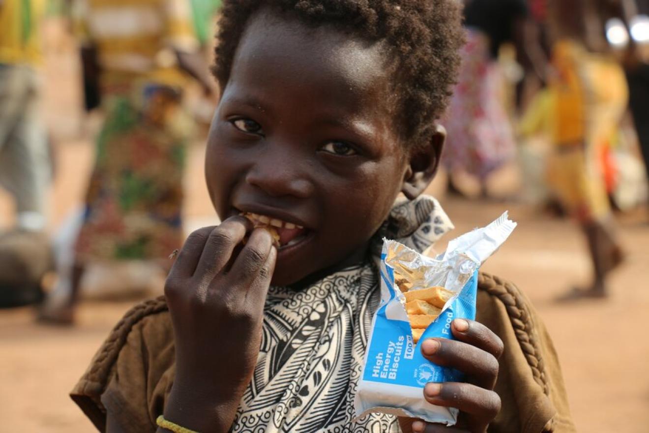 Un enfant profitant des biscuits à haute teneur énergétique du PAM