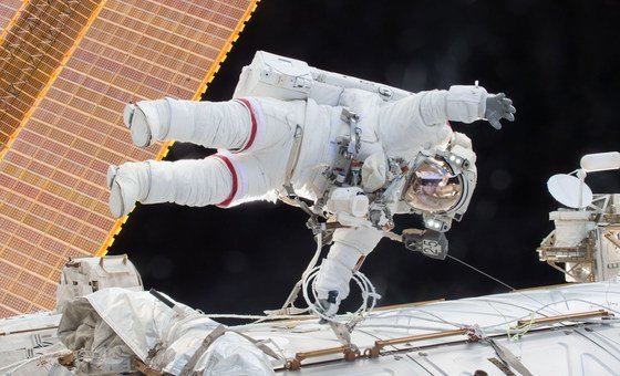 El ex astronauta Scott Kelly flotando en el espacio en diciembre de 2015.