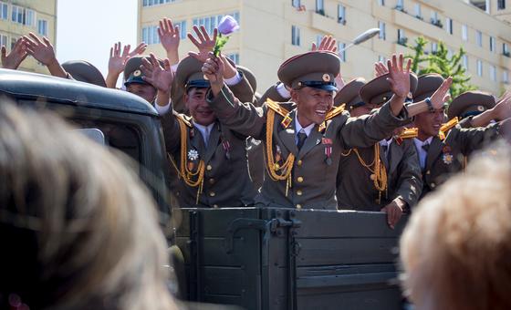 在朝鲜首都平壤，军官们在阅兵式上庆祝。（资料图）