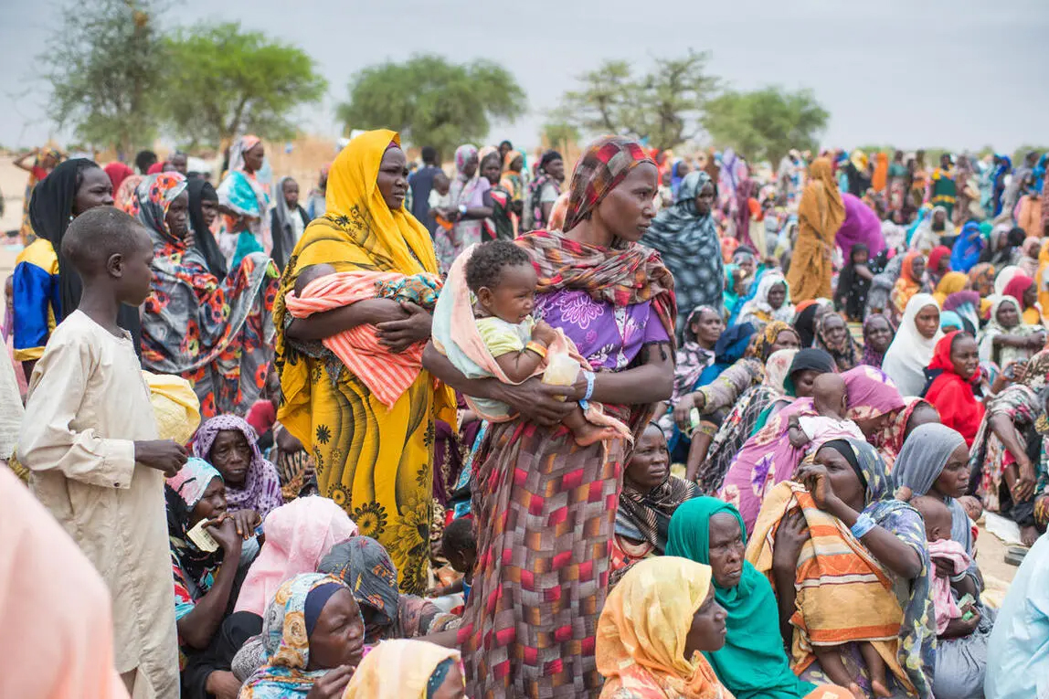 A large group of Sudanese refugees congregate – mostly women and children. 